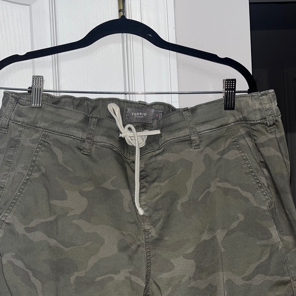 Torrid green camo weekend straight cargo pants Size 1 (14-16) - Picture 5 of 10
